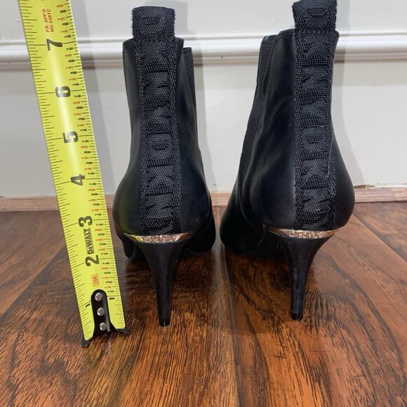 DKNY Chic Black Leather Alani Booties Sz 8 Pointed Toe Stilleto Heel Sleek - Picture 5 of 11